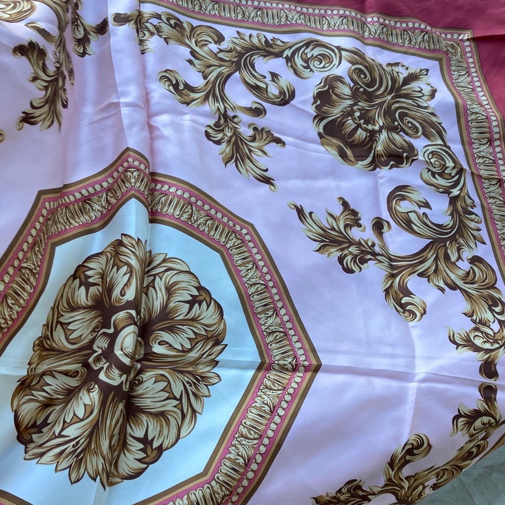 🩷Silk Carre large scarf baroque print red pink for Valentine’s Day! ❤️ - Picture 3 of 4